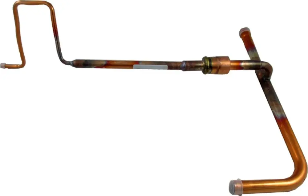 Kupferrohr mit verschiedenen Biegungen, typischer Bestandteil von Heizsystemen. Originalteil von Wolf, verwendet in spezifischen Wärmepumpenanwendungen.